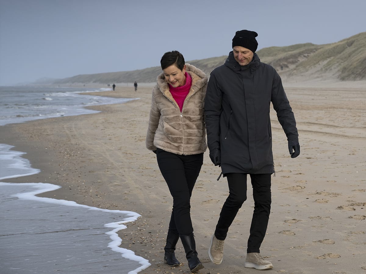 Wandelen over het strand in de winter